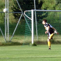 Abwehr bei Kopf ins Aut