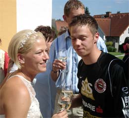 Trummse beim gratulieren der Braut ...